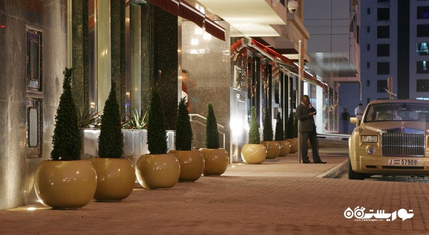 درب ورودی هتل آئوریس پلازا